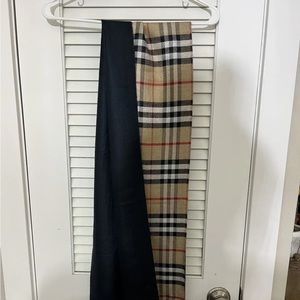 Burberry Cashmere Reversible Scarf With Fringe Navy Tan NEW *PULLED THREAD*